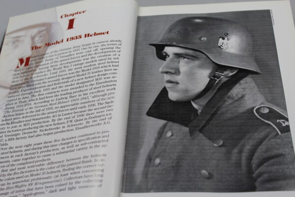 「ドイツの戦闘用ヘルメット 1933 ～ 1945 年」Ken Niewiarowic - 2009